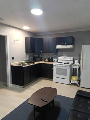 Huntington Apartment | Cosy single-level home with laundry and parking
