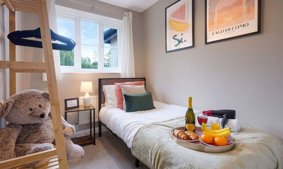 Knowle Sands House | Cosy single room shared bathroom