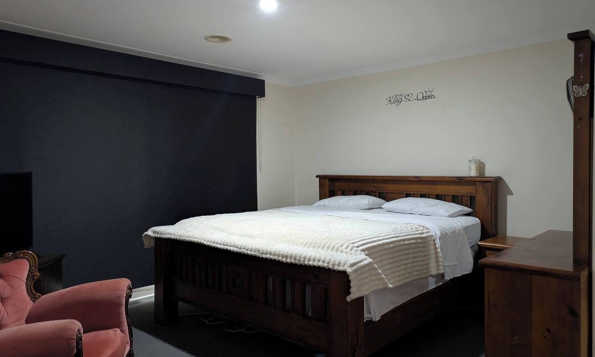 Drouin House | Cosy spacious hill holiday home