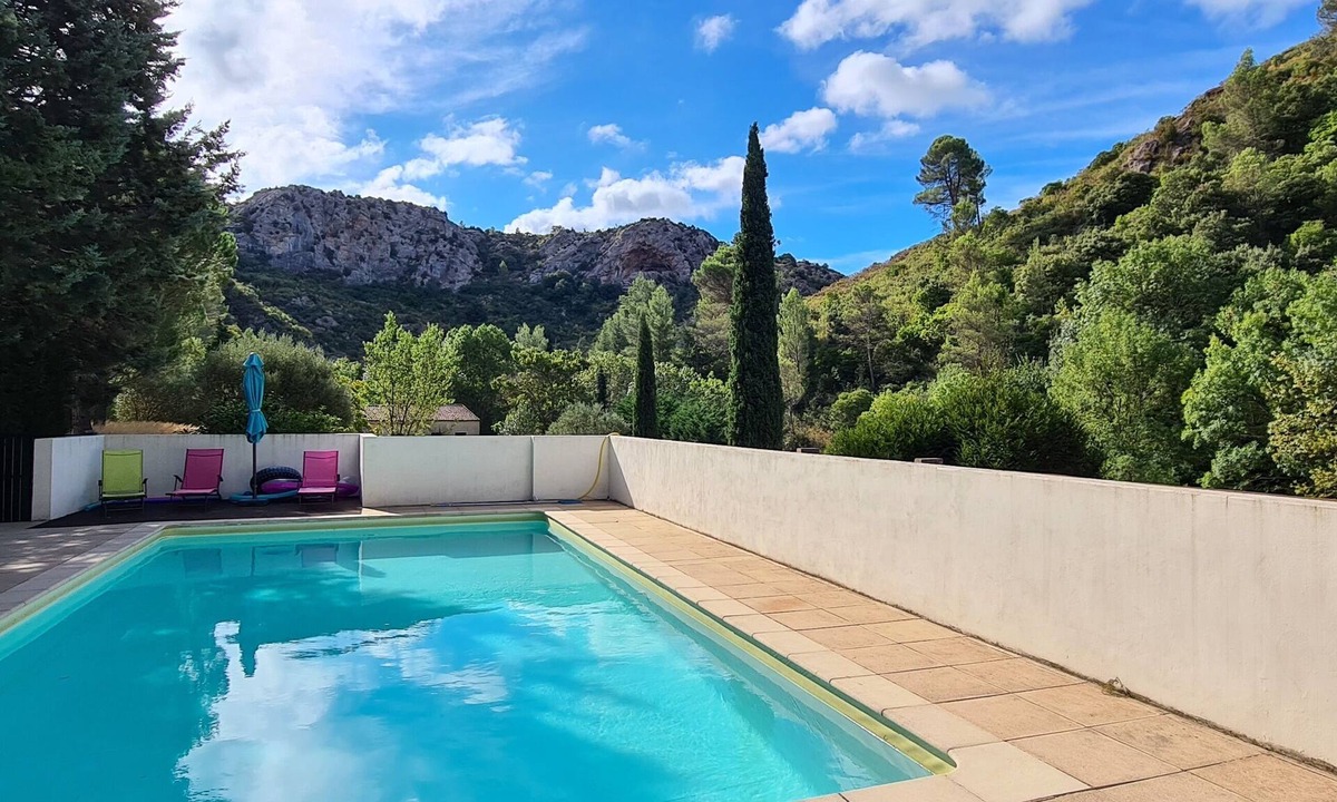 Caunes-Minervois Apartment | Cosy, split level apartment with River views, perfect for 2