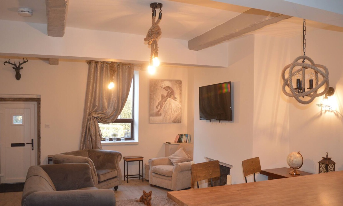 Accrington House | Cosy storey foxhill cottage