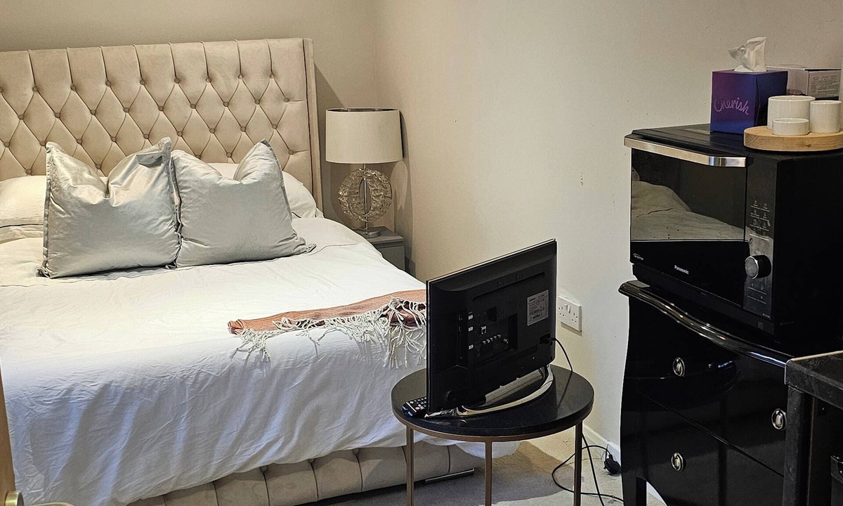 South Ockendon Apartment | Cosy Studio Getaway - Free Parking & Central Links