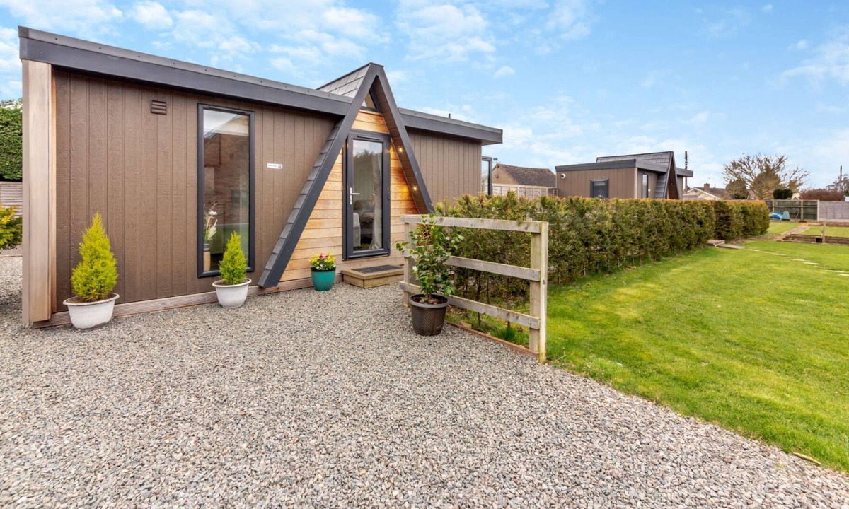 Bretforton Cabin | Cosy studio lodge with hot tub - Hydrangea