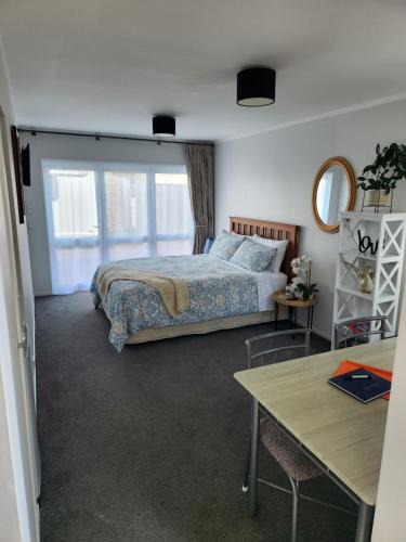 New Plymouth Apartment | Cosy Studio Unit on Longview