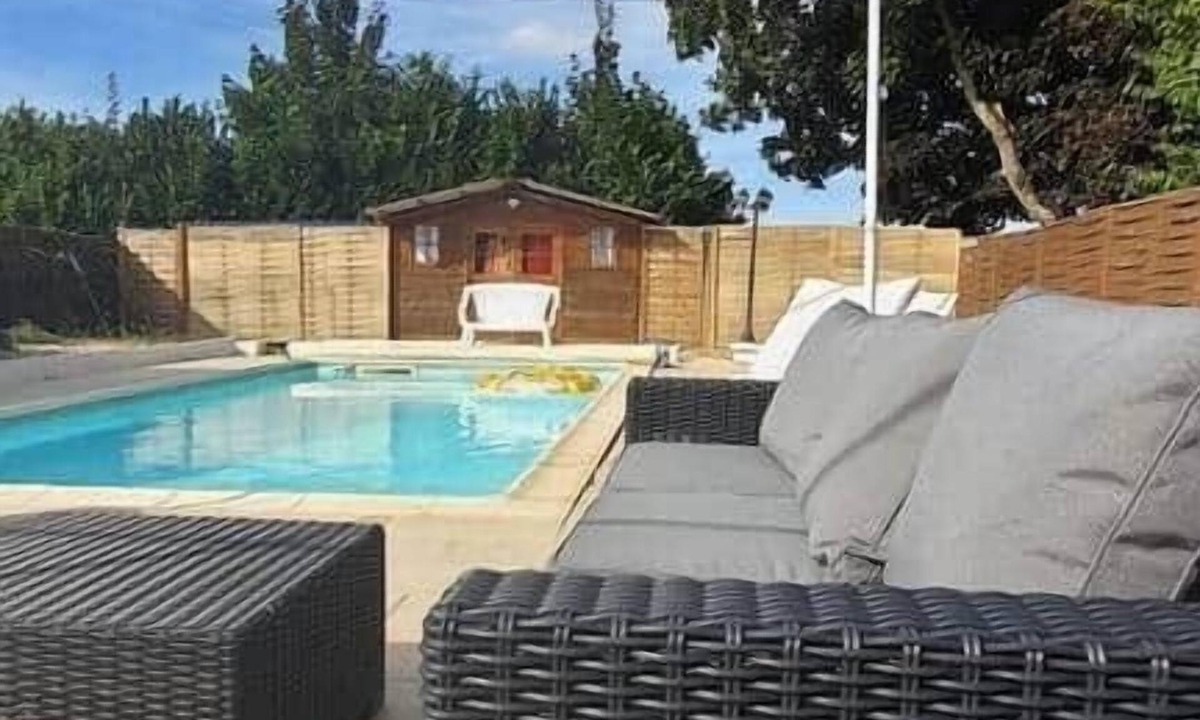 La Ferte-Gaucher House | Cosy studio with shared pool (optional)