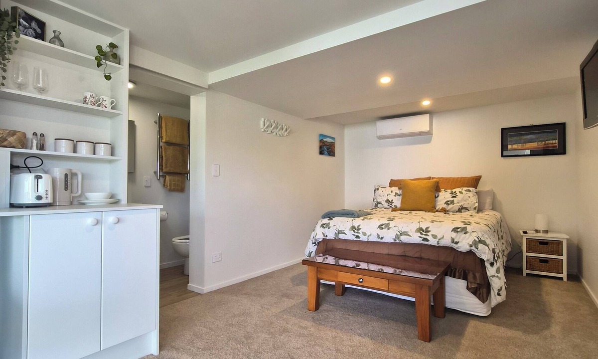 Whakatane Apartment | Cosy studio with AC and pool access
