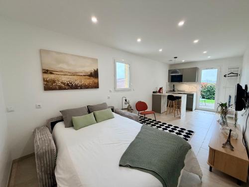 Chevry Apartment | Cosy studio with garden