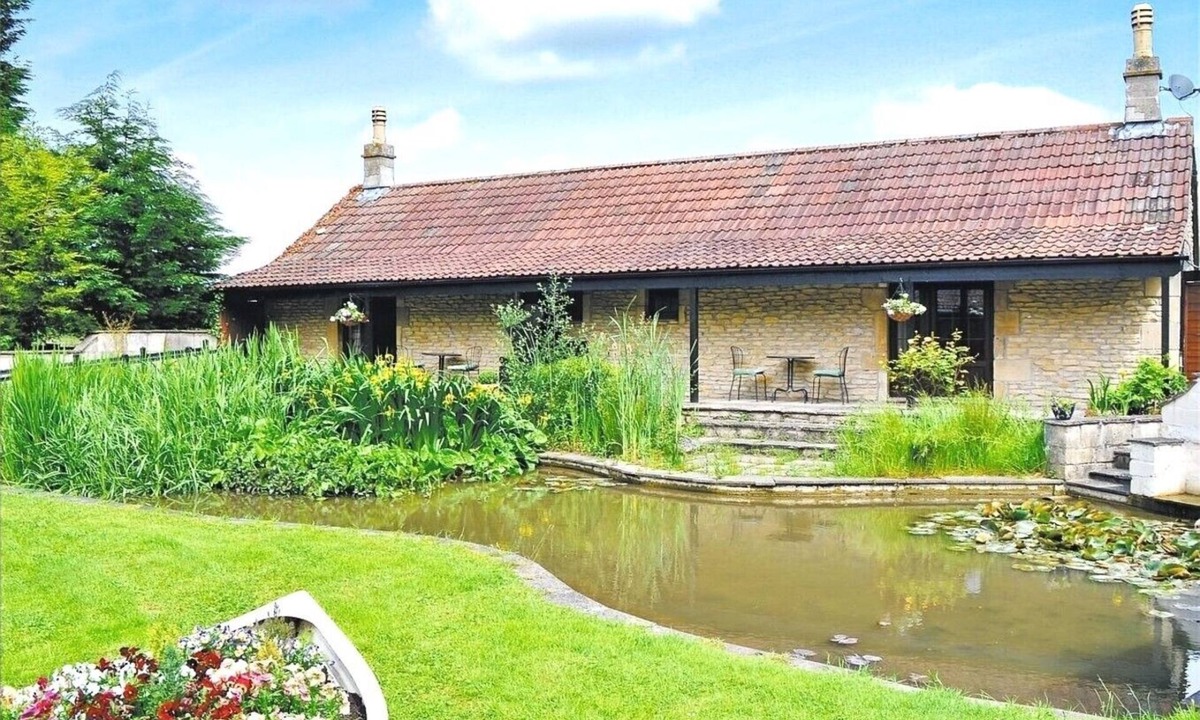 Hinton Apartment | Cosy studio with open fire, perfectly located for visiting Bristol and Bath