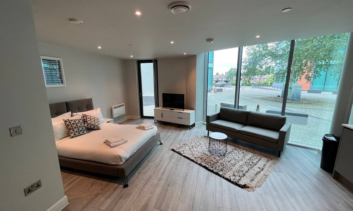 Bracknell Apartment | Cosy Studio with private entrance & Parking