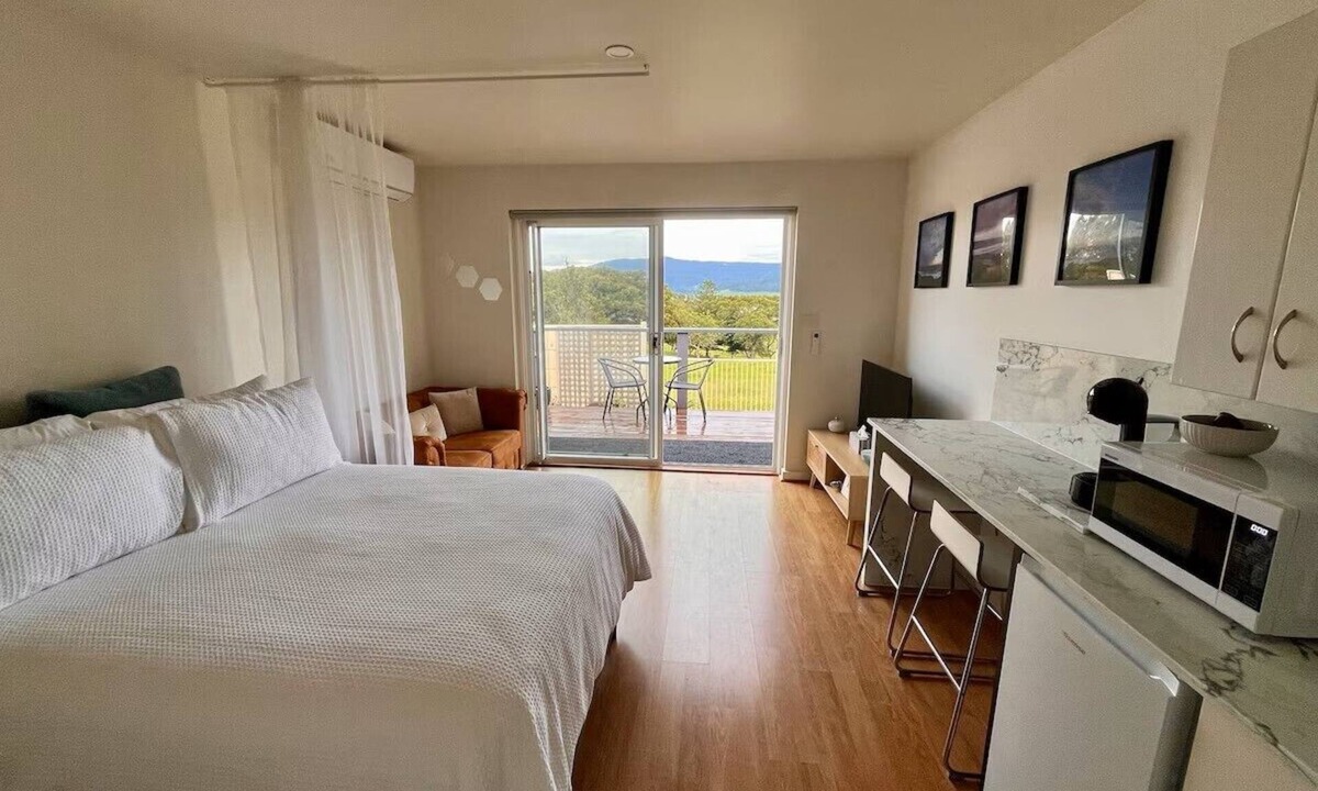 Gerroa Apartment | Cosy Studio with valley views