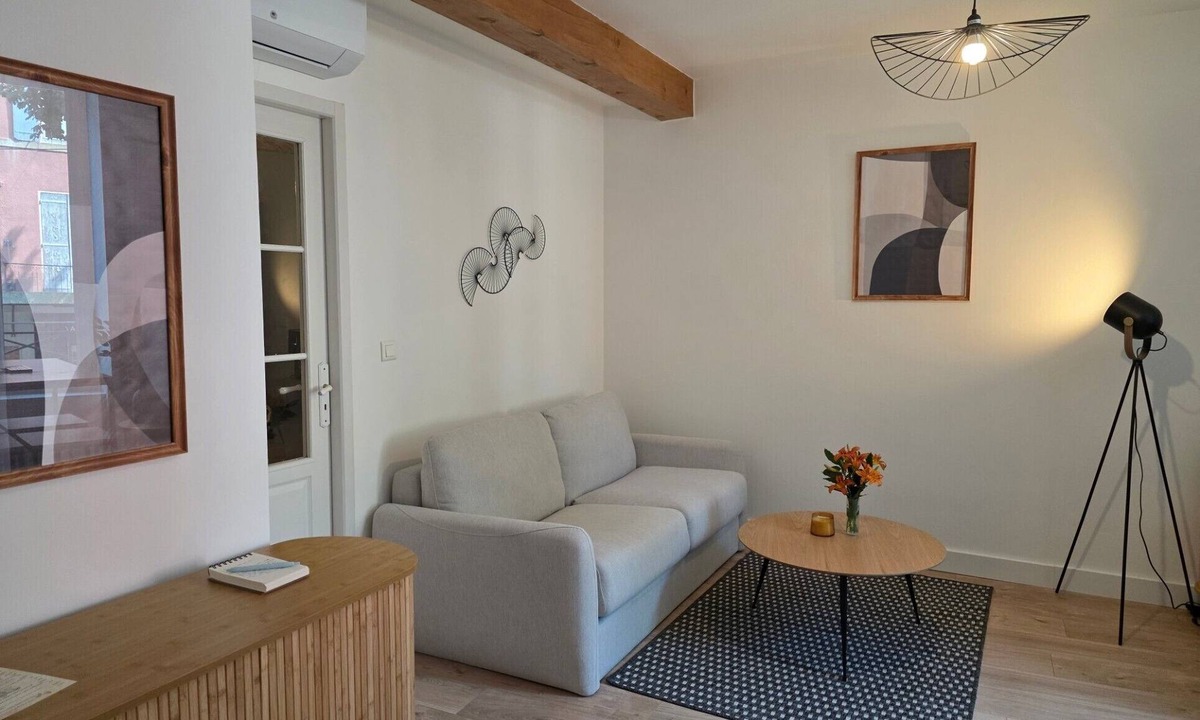 Aubenas Apartment | Cosy T2 Apartment in Aubenas with Wi-Fi and Air Conditioning