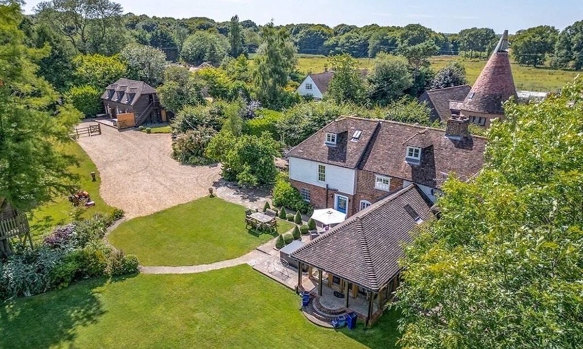 Stuppington House | Cosy up in this first floor Barn Conversion on a working farm.