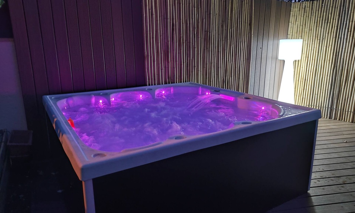 Baillargues Villa | COSY VACATION VILLA WITH JACUZZI