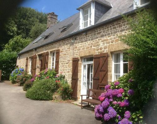 Saint-Georges-de-Reintembault House | Cottages - Sleep 15 - Pool - Gardens - Bbq