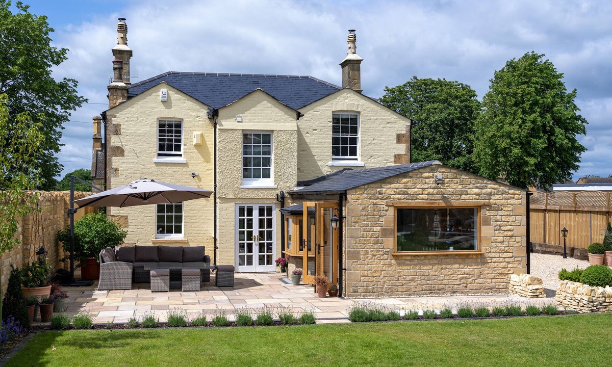 Broadway House | COTSALL HOUSE, pet friendly, with open fire in Broadway