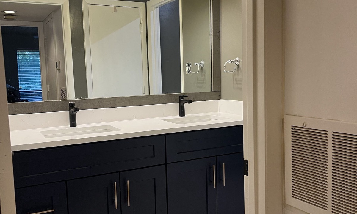 Charlotte Condo | Cotswald-Southpark condo: free Truist ticket