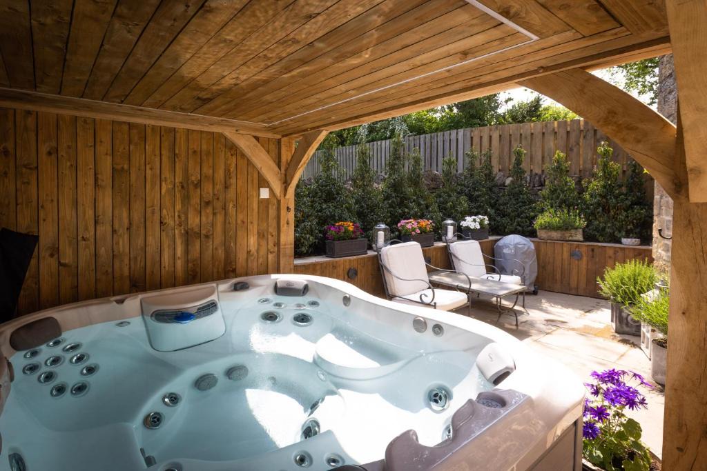 Bledington House | Cotswold cottage with hot tub