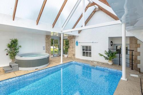 Petty France House | Cotswold Spa House - Country house retreat with indoor swimming pool and hot tub, ideal for large groups