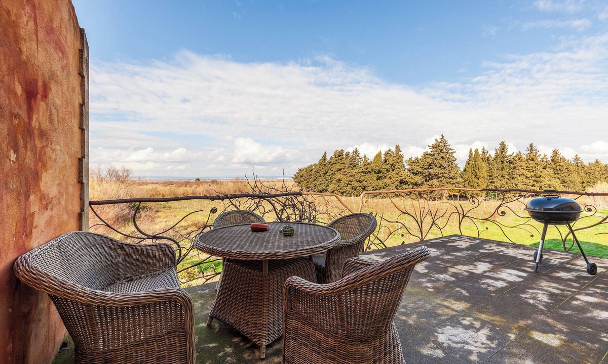 Chateauneuf-les-Martigues House | Cottage 'A Pincu, Rural Et Atypique' with Lake View and Wi-Fi