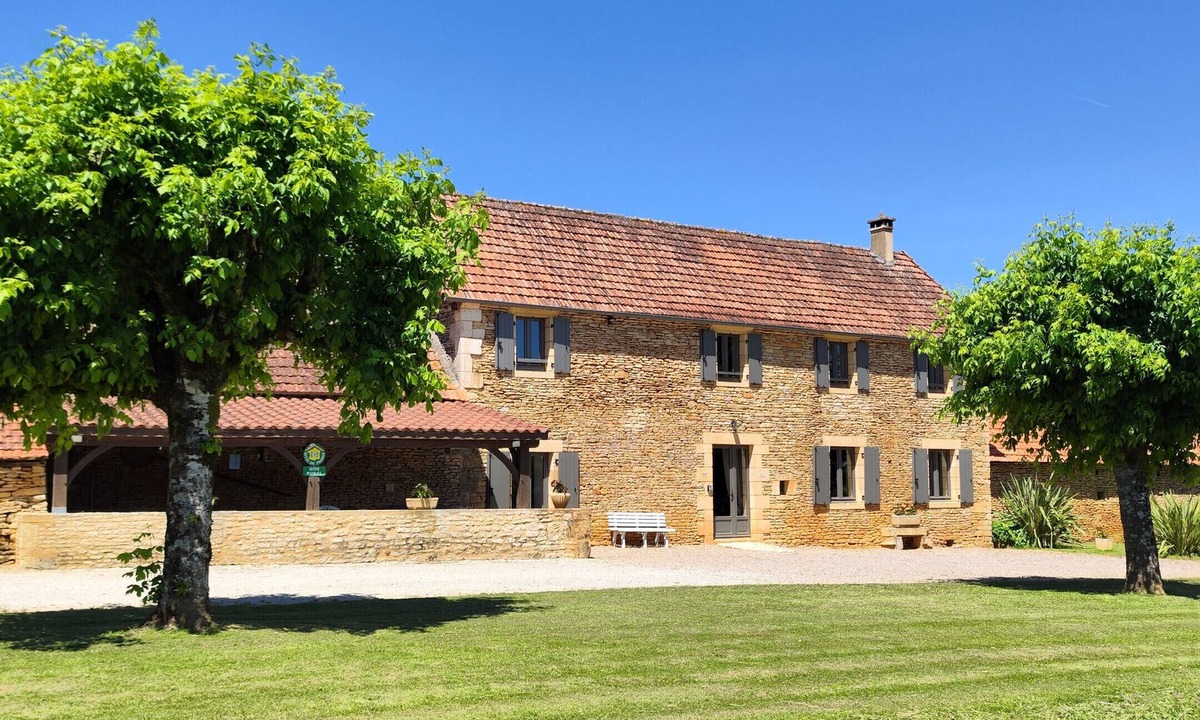 Saint-Crepin-et-Carlucet House | Cottage for 12 with terrace and shared pool