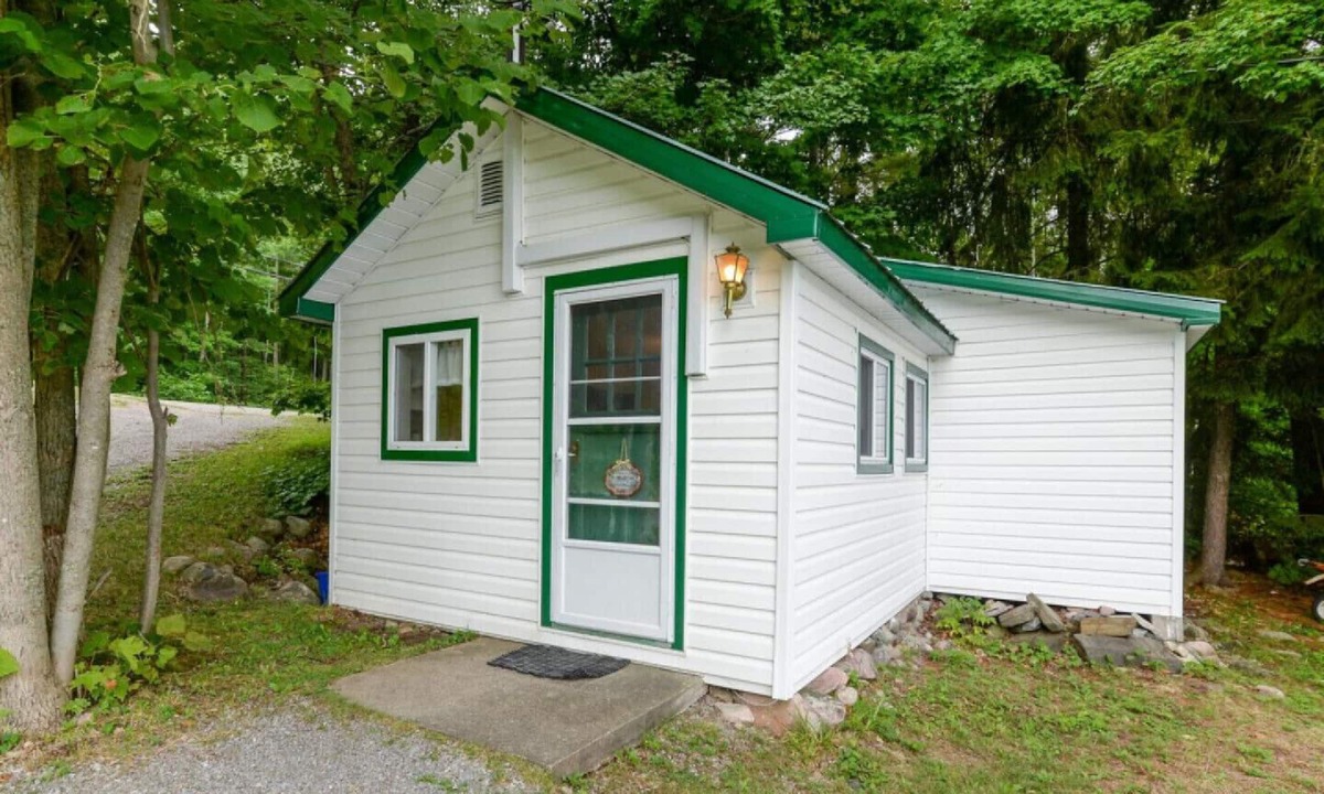 Cloyne Cottage | Cottage #1: pristine waterfront! Cabins at Bon Echo's Edge