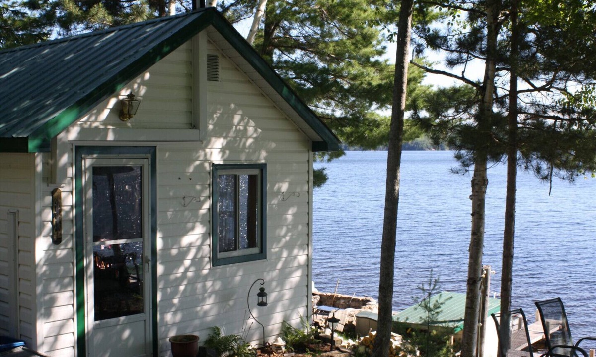 Cloyne Cottage | Cottage 4: pristine waterfront! Cabins at Bon Echo's Edge
