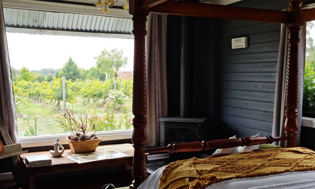 Clunes Cottage | Cottage amongst the vines.