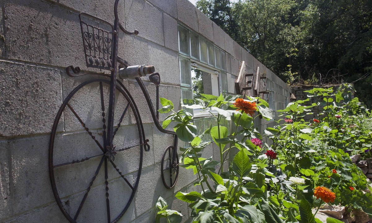 Ellsworth Cottage | Cottage and Gardens on the Rush River