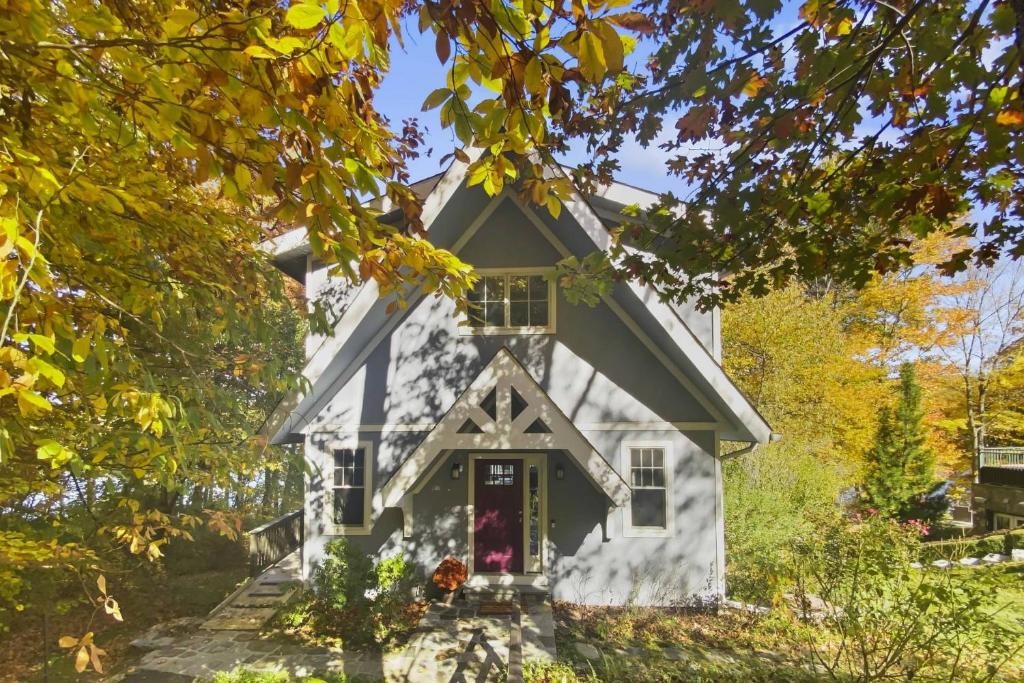 Newtown House | Cottage at Sunny Day