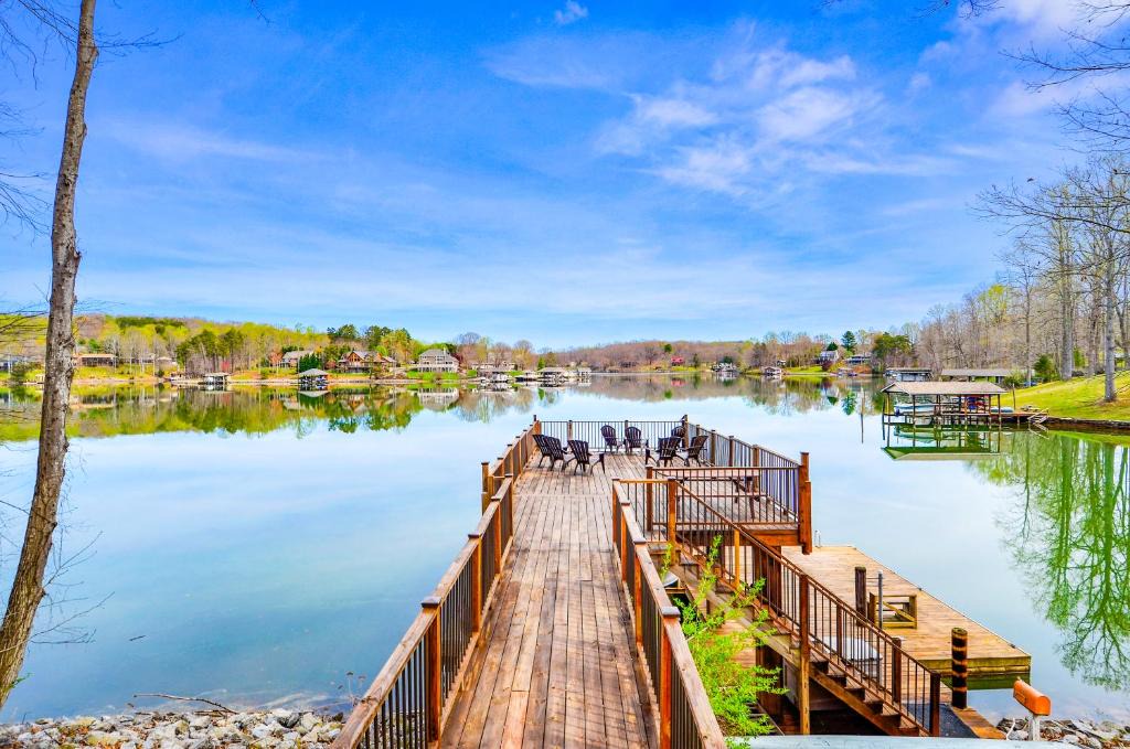 Moneta House | Cottage at the Lake