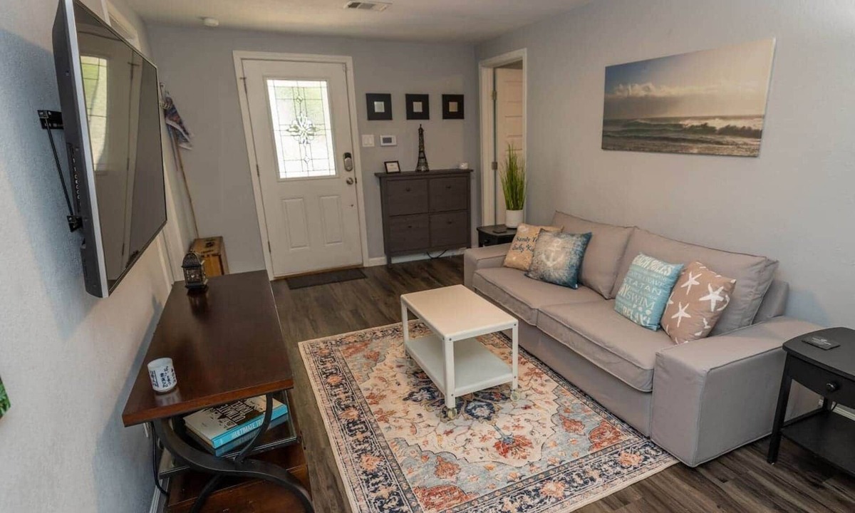 Woodstone Village House | Cottage ATX | 3BR GFiber WiFi Keep Austin Cozy