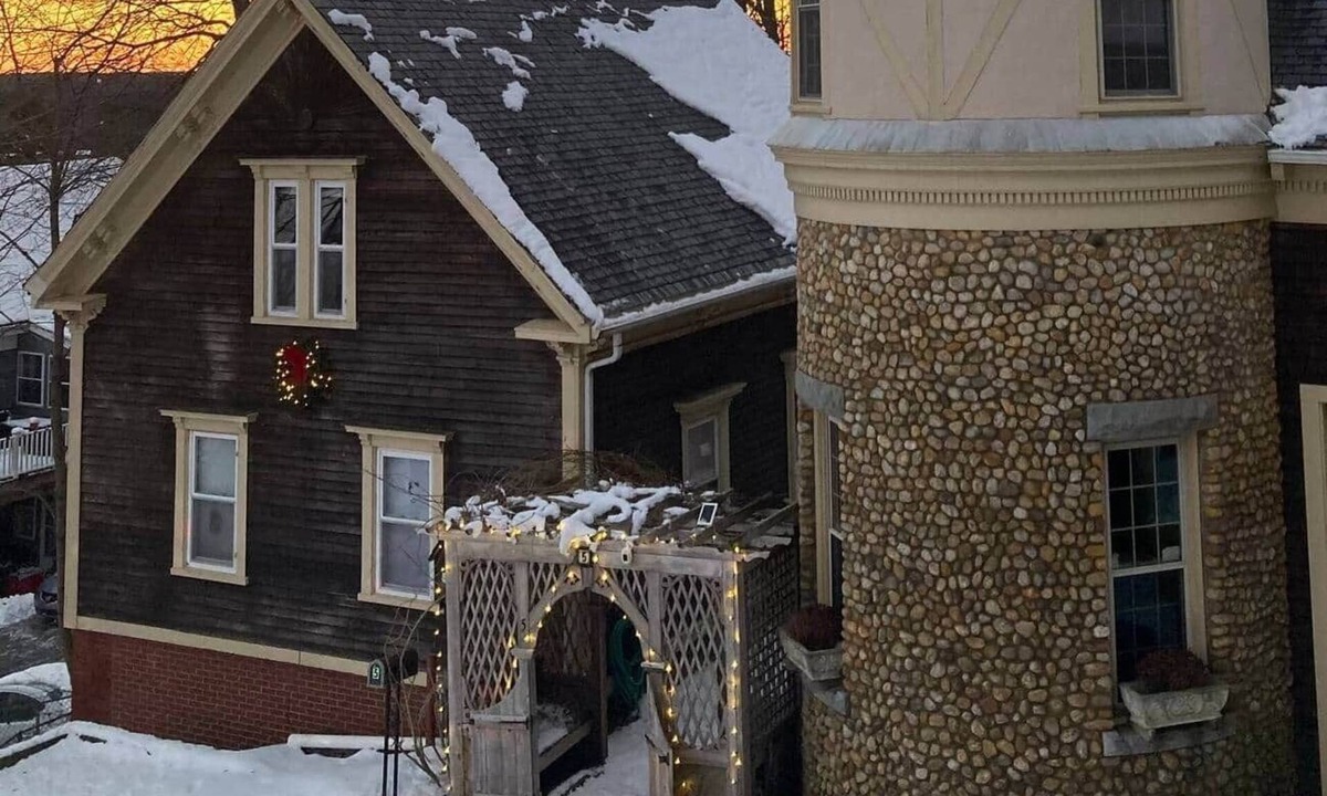 Spencer House | Cottage by the Castle – Downtown Spencer