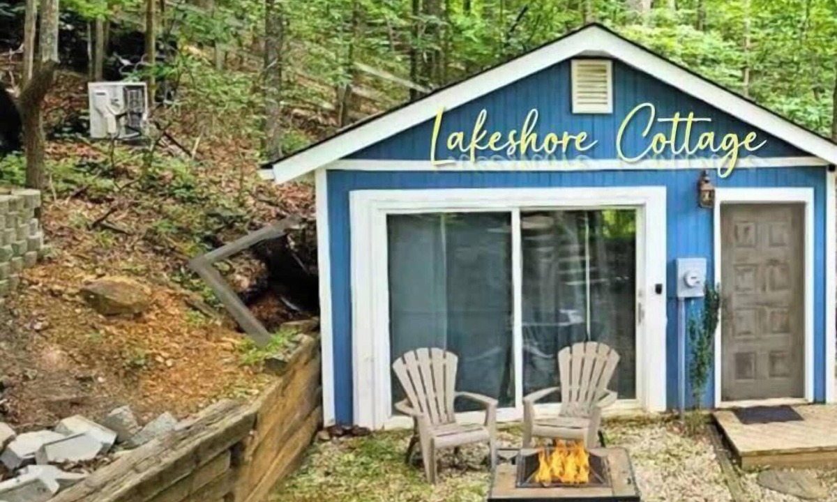 Lynn House | Cottage by the lakeshore with a private hot tub!