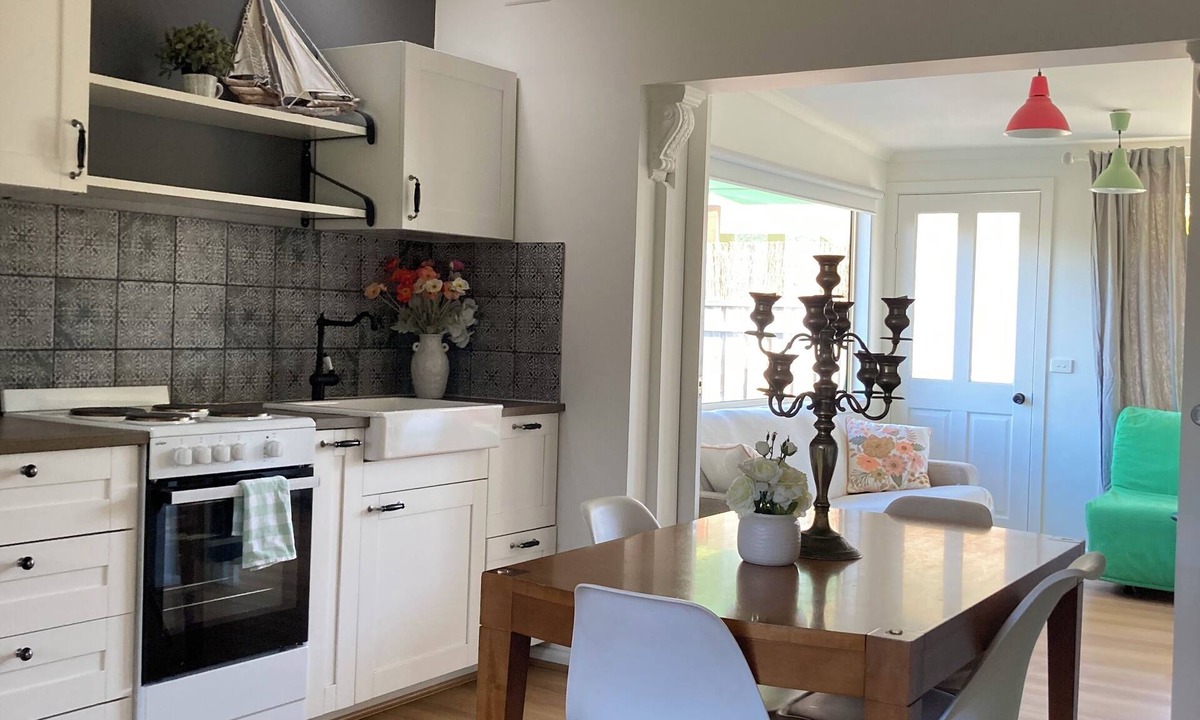 Capel Sound Cottage | Cottage by the Sea -Quick response 24/7