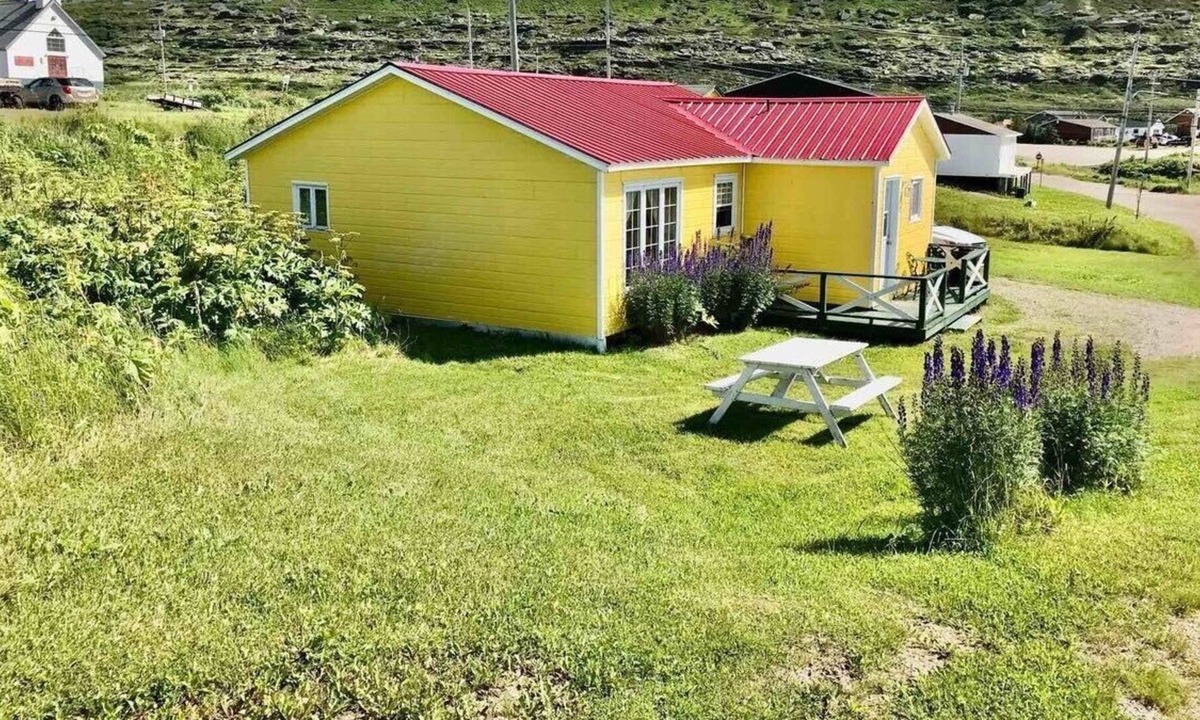 L' e-Verte House | Cottage by the sea. Five minutes from the Newfoundland ferry!