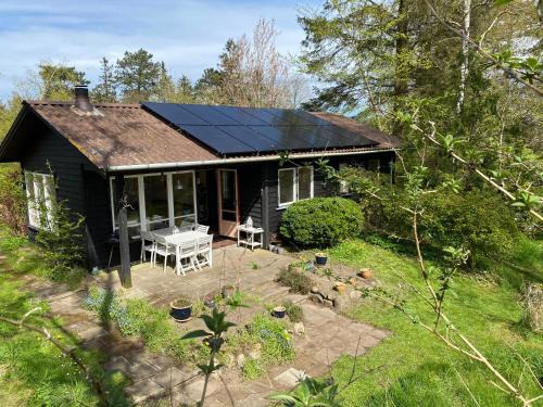 Faarevejle House | Cottage By Veddinge In Charming 70S Style