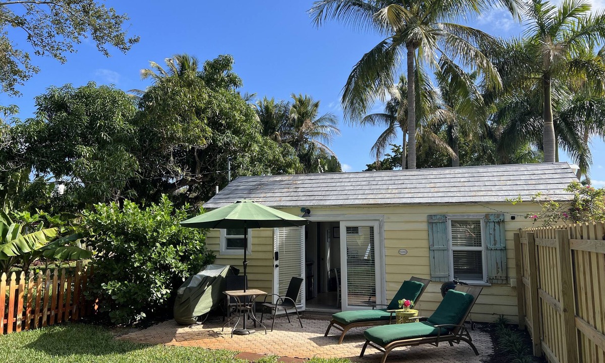 South Palm Park Neighborhood Association Apartment | COTTAGE CLOSE TO BEACH AND BRYANT PARK