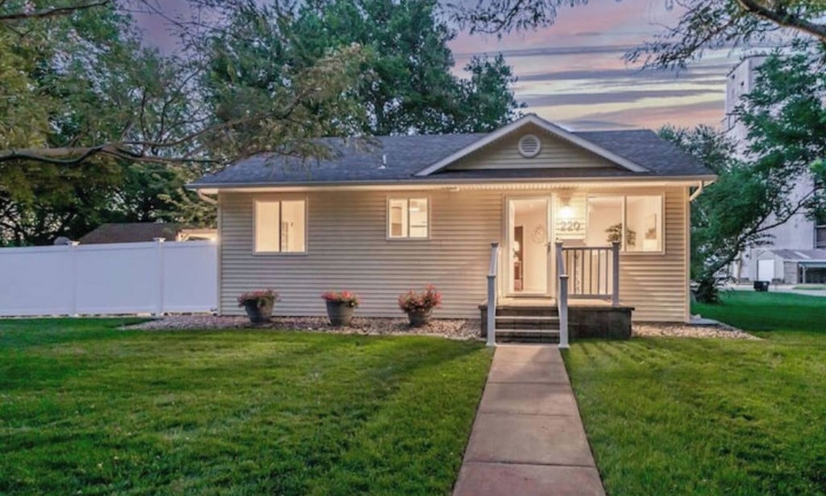 Halstead House | Cottage Corner - Experience small-town hospitality at its best!