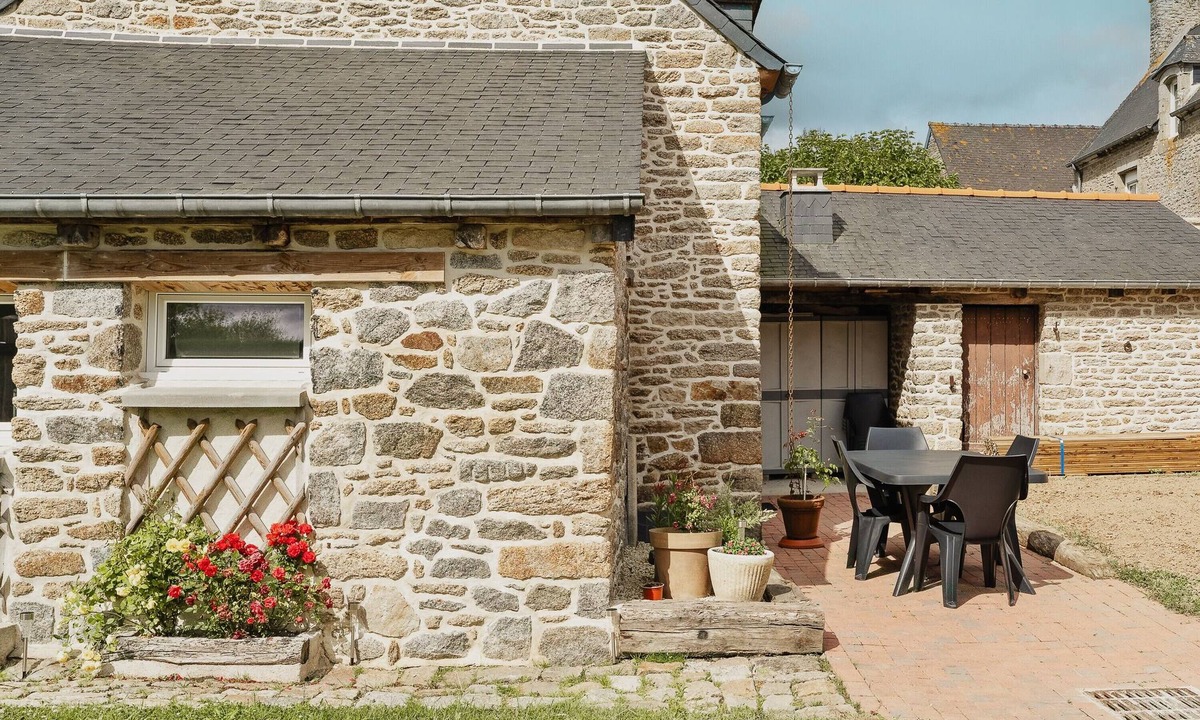 Saint-Carne House | Cottage 'Dépendance Au Charme Local' with Private Terrace, Shared Garden and Wi-Fi