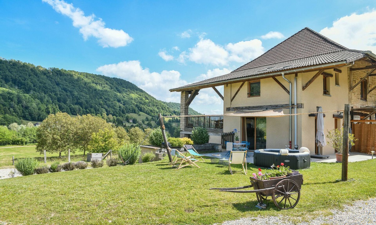 Saint-Bueil Cottage | Cottage 'Entre Lacs Et Montagne' with Mountain View, Wi-Fi and Air Conditioning