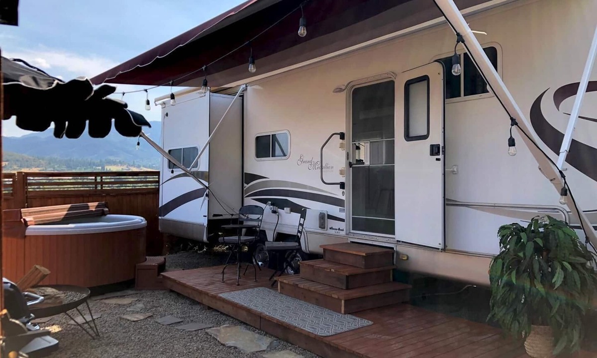 Talent House | Cottage features a queen-sized bed, dining area, and full kitchen.