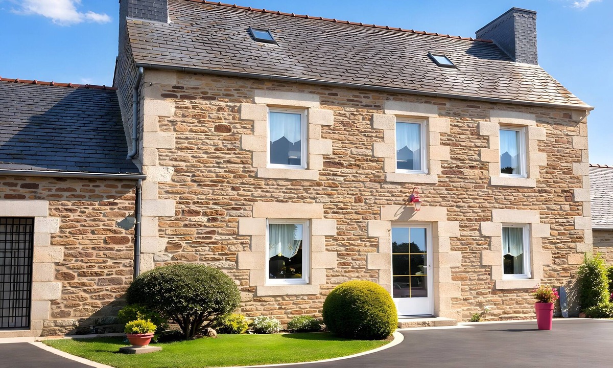 Plougonven House | Cottage for 5 – Near Baie de Morlaix with Shared Garden and Wi-Fi