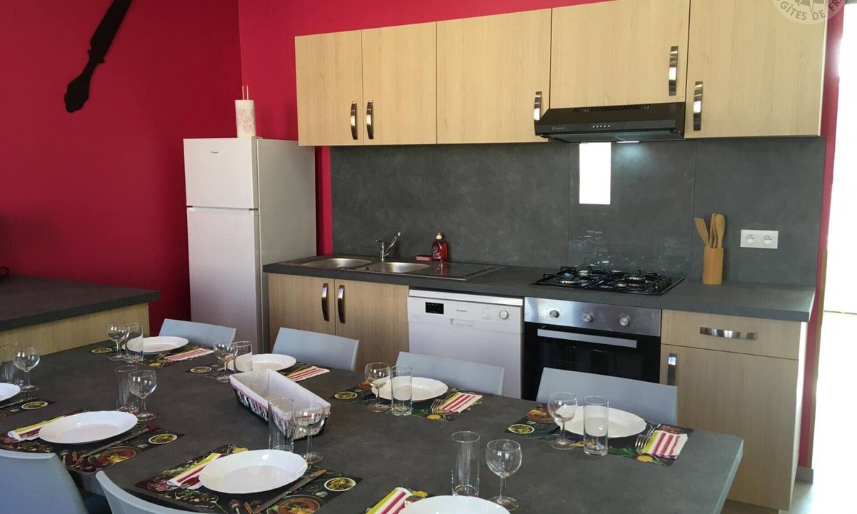 Aniche Cottage | Cottage for 8 in Aniche, private garden, parking, Wi-Fi