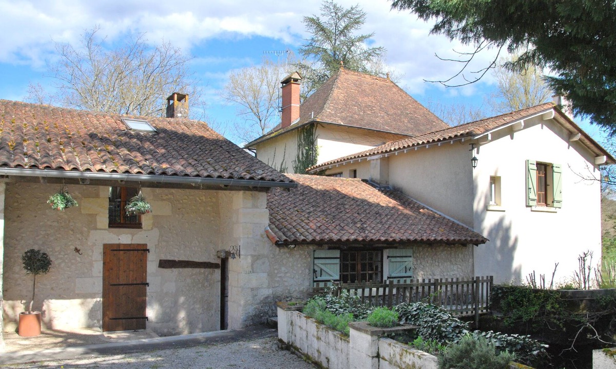 Saint-Martin-de-Riberac Cottage | Cottage 'Pas de Soucis' with shared pool