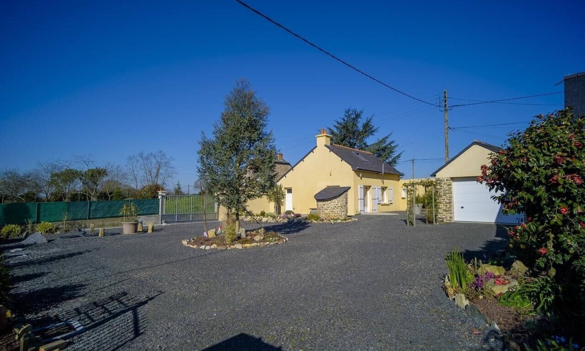 Bain-de-Bretagne House | Cottage 'Gîte Des Huttes' with Private Terrace, Private Garden and Wi-Fi