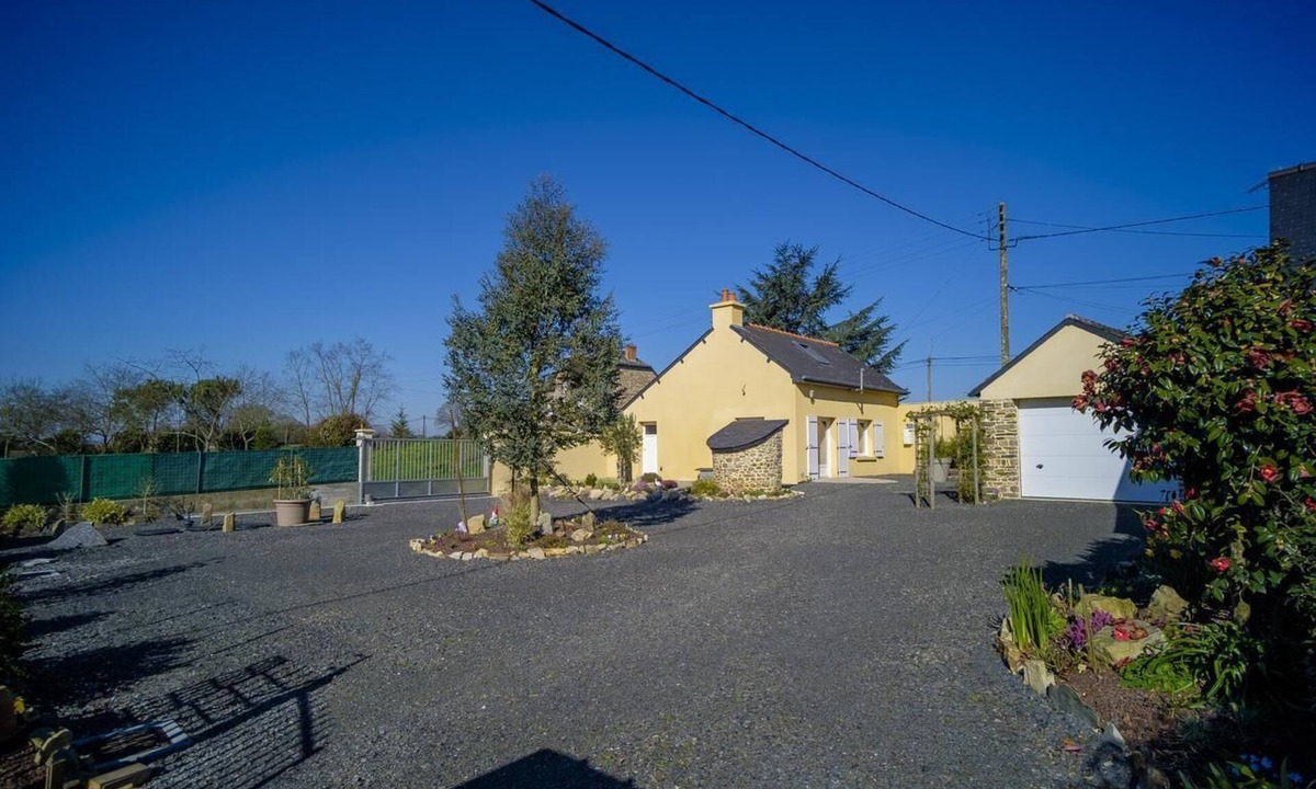 Bain-de-Bretagne House | Cottage 'Gîte Des Huttes' with Private Terrace, Private Garden and Wi-Fi