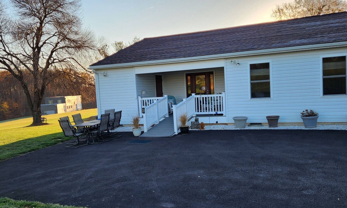 Boyds Cottage | Cottage in the Country, walk to miles of hiking trails, close to restaurants