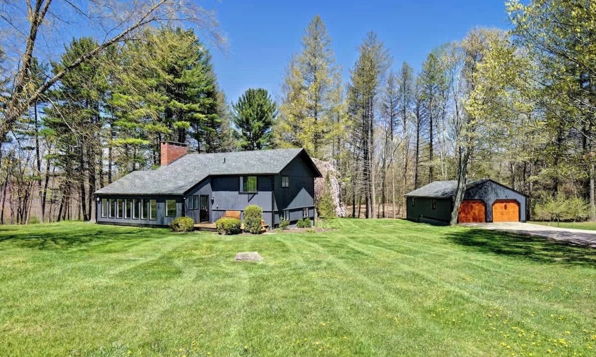 Lakeville House | Cottage in the woods