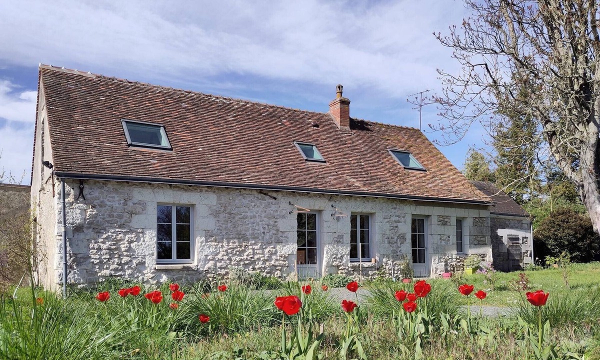 Chedigny House | Cottage “Ishi To Ki” with Shared Pool, Private Terrace, and Wi-Fi
