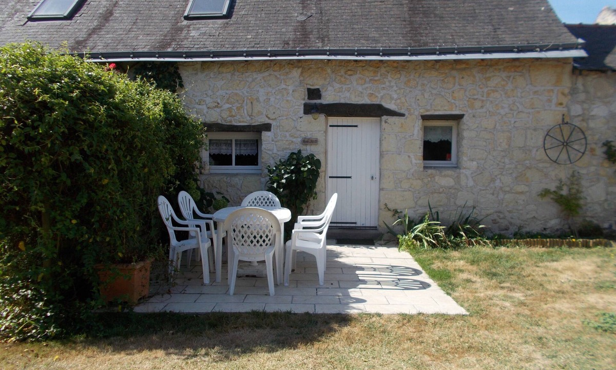Allonnes House | Cottage 'La Laverie' with Shared Pool, Shared Garden and Wi-Fi
